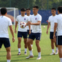 训练场上球员进行传球练习的场景